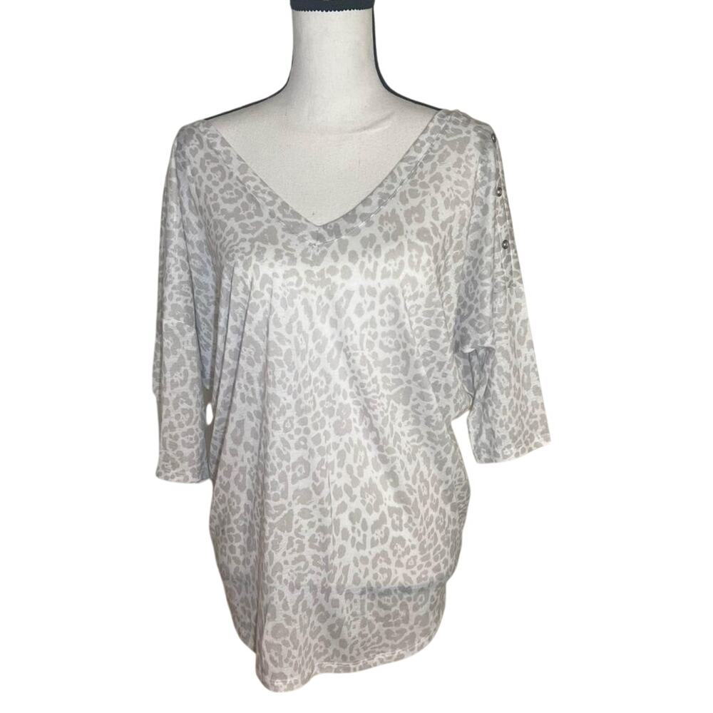 5/$25 Light Gray Leopard Cheetah Print V-Neck Top Slouchy Oversized Fit Medium